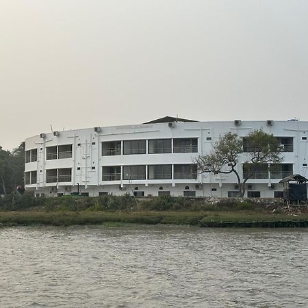 Ichhamati Hotel And Restaurant Hasnabad Exteriör bild